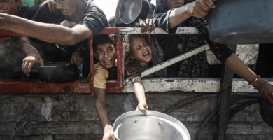 المجاعة تفتك بأطفال غزّة .. ونتنياهو يكسب الوقت: لن نستسلم لـ«حماس»